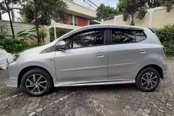 Toyota Agya putih tampak samping