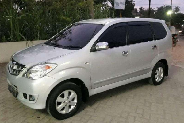 Toyota Avanza generasi lama warna silver